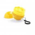 Poncho impermeable dentro de un llavero circular para niños color amarillo vista con logo