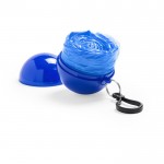 Poncho impermeable dentro de un llavero circular para niños color azul vista con logo