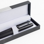 Roller y bolígrafo de metal con caja acolchada tinta negra vista de ambiente