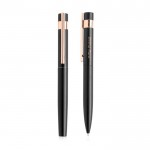 Juego de bolígrafo y roller con detalles en oro rosa tinta negra color negro vista con logo impreso