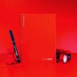 Libreta infinita con tapa flexible y rotulador A5 hojas lisas color rojo vista bodegón