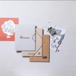 Carpeta de cartón reciclado con bloc de hojas a rayas dentro color marfil vista de ambiente