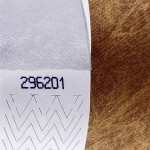 Pulsera de tyvek ideal para festivales resistente al agua vista 2