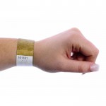 Pulsera de tyvek ideal para festivales resistente al agua color dorado vista 2