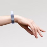 Pulsera fina de vinilo identificativa para festivales y fiestas vista de ambiente