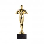 Trofeo de estatuilla dorada ideal para distinguir a alguien color dorado