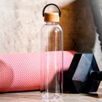 Botella de tritán con tapa de bambú y asa de transporte 1L vista de ambiente