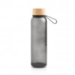 Botella de plástico reciclado con acabado mate y tapa de bambú 350ml color negro vista con logo impreso