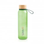 Botella de plástico reciclado con acabado mate y tapa de bambú 350ml color verde vista con logo impreso