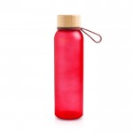 Botella de plástico reciclado con acabado mate y tapa de bambú 350ml color rojo