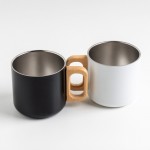 Taza de acero inoxidable de doble pared y asa de madera 350ml vista de ambiente