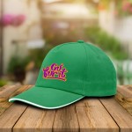 Gorra de algodón peinado con detalle a color en la visera 255 g/m2 color verde vista de ambiente