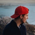 Gorra de algodón peinado con detalle a color en la visera 255 g/m2 vista de ambiente