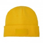 Gorro con parche color amarillo