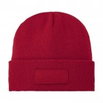 Gorro con parche color rojo