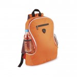 Mochila con diversos compartimentos color naranja