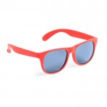 Gafas de sol en varios colores mate con lentes negros translucidos color rojo primera vista