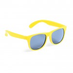 Gafas de sol en varios colores mate con lentes negros translucidos color amarillo primera vista
