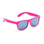 Gafas de sol en varios colores mate con lentes negros translucidos color fucsia primera vista