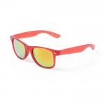 Gafas de sol con diseño en colores translúcidos y lentes espejados color rojo primera vista