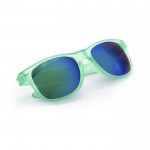 Gafas de sol con diseño en colores translúcidos y lentes espejados color verde quinta vista