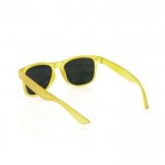 Gafas de sol con diseño en colores translúcidos y lentes espejados color amarillo cuarta vista