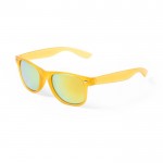 Gafas de sol con diseño en colores translúcidos y lentes espejados color amarillo primera vista
