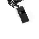 Clásico silbato con cinta a juego para colgar en el cuello color negro tercera vista