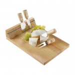 Tabla de madera para cortar queso con banda magnética y 4 utensilios color marrón tercera vista