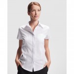 Camisa laboral para horeca de manga corta de poliéster 130 g/m2 Roly Sofia color blanco primera vista de uso