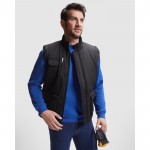 Chaleco de trabajo de poliéster y algodón con cuello 200 g/m2 Roly Almanzor color rojo cuarta vista de uso
