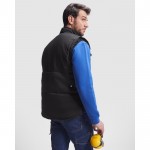 Chaleco de trabajo de poliéster y algodón con cuello 200 g/m2 Roly Almanzor color rojo quinta vista de uso