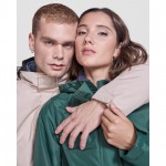Parka de poliéster reciclado impermeable 400 g/m2 Roly Direct America color arena tercera vista de uso