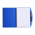 Libreta de tapa dura y bolígrafo a juego A5 hojas a rayas color azul tercera vista
