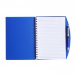 Libreta de tapa dura y bolígrafo a juego A5 hojas a rayas color azul tercera vista