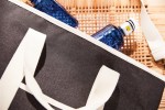 Bolsa nevera tipo tote reciclada color negro vista de ambiente 2