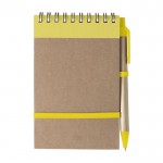 Bloc de notas con bolígrafo de cartón color amarillo primera vista