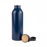 Botella de aluminio reciclado con detalle de madera en el tapón 550ml color azul cuarta vista