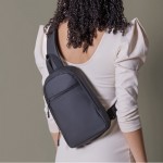 Bandolera de cuero sintético con un bolsillo exterior en el frente segunda vista