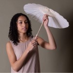 Elegante paraguas de papel blanco personalizable ideal para bodas color blanco sexta vista