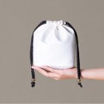 Bolsa pequeña de nylon con elegante cierre de cordones negros cuarta vista
