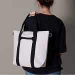Bolsa de cuero sintético de suave tacto con doble asa negra segunda vista