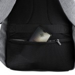 Mochilas resistentes a cortes y roces color gris cuarta vista