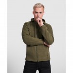 Chaqueta polar de cuello alto con cremallera 300 g/m2 Roly Direct Artic color blanco cuarta vista de uso