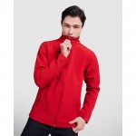 Chaqueta softshell con elastano de 2 capas 300 g/m2 Roly Direct Nebraska color rojo primera vista de uso