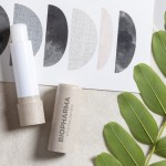 Bálsamo labial con aroma a vainilla y SPF15 para personalizar color natural vista de ambiente