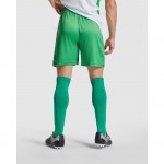 Pantalón deportivo corto de poliéster 140 g/m2 Roly Direct Dortmund color verde cuarta vista de uso