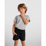 Pantalón corto unisex con cintura elástica 200 g/m2 Roly Direct Sport color negro segunda vista de uso