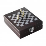 Set de vino en caja de madera para jugar ajedrez en la tapa color marrón primera vista