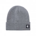 Gorro de punto en poliéster RPET con dobladillo en frontal color gris claro primera vista